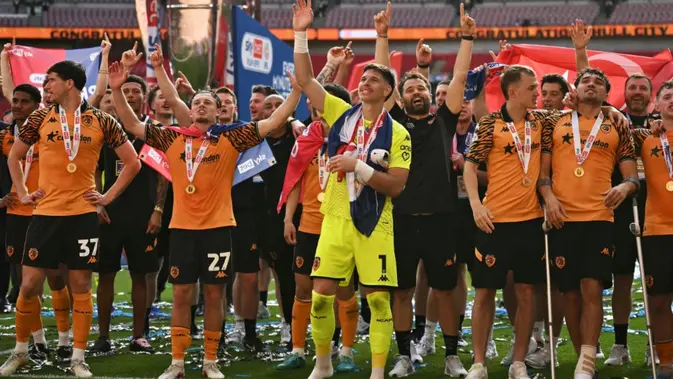 Para pemain Hull City merayakan pertandingan final play-off Kejuaraan Inggris antara Hull City dan Middlesbrough di Stadion Wembley di London pada 23 Mei 2026. (Ben STANSALL/AFP)