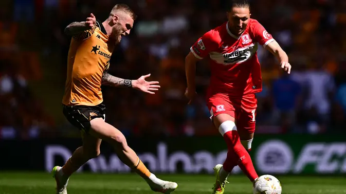 Striker Hull City Oli McBurnie (kiri) berjibaku dengan bek Middlesbrough Luke Ayling pada final play-off promosi ke Liga Inggris di Wembley, Sabtu (23/5/2026). (AFP/Ben Stansall)