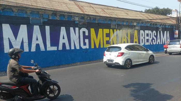 VIRAL - Tulisan mural Malang The Glory Land yang berada di Jalan Arif Rahman Hakim Kota Malang, Jawa Timur mendadak hilang dan ditimpa oleh tulisan Malang Menyala Bersama pada Kamis (20/8/2026). Kasus ini pun mendadak viral di Malang karena mural Malang The Glory Land sudah ada sejak tahun 2016 lalu.