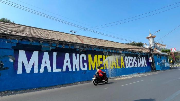 VIRAL - Tulisan mural Malang The Glory Land yang berada di Jalan Arif Rahman Hakim Kota Malang, Jawa Timur mendadak hilang dan ditimpa oleh tulisan Malang Menyala Bersama pada Kamis (20/8/2026). Kasus ini pun mendadak viral di Malang karena mural Malang The Glory Land sudah ada sejak tahun 2016 lalu.