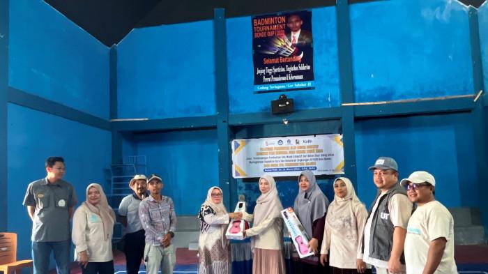 BUAT ALAT MUSIK - Sebanyak 40 guru dan orang tua murid Pendidikan Anak Usia Dini (PAUD) Desa Bonde, Kabupaten Majene, Sulawesi Barat mengikuti pelatihan pembuatan alat musik dari bahan daur ulang.  Digagas dosen PGPAUD Universitas Terbuka Dr. St. Maria Ulfah selaku ketua tim.