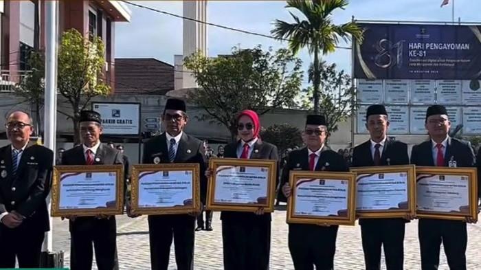 Ketua DPRD Batola Ayu Dyan menerima Piagam Penghargaan 6