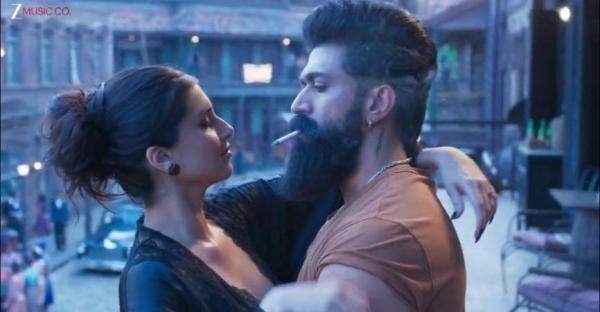 Toxic song Tabahi: Yash lifts Kiara Advani, duo lock lips, kiss and hug in pristine locales; fans gush over sensuous chemistry