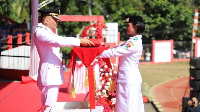 Ronald Kandoli memberikan hadiah jalan-jalan ke Bali kepada anggota Paskibraka