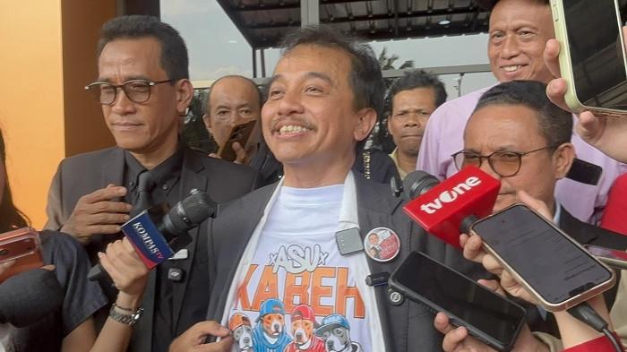 OPTIMISTIS - Pakar Telematika Roy Suryo (tengah) didampingi koordinator tim hukum Refly Harun (kiri) menunjukkan kaos putih yang dikenakannya saat memberikan keterangan pers usai menyerahkan kesimpulan sidang Praperadilan II di Pengadilan Negeri Jakarta Selatan, Kamis (16/7/2026). Roy Suryo menyatakan optimisme tinggi hakim akan mengabulkan permohonannya untuk membatalkan status tersangka terkait Pasal 32 ayat (1) UU ITE, mengulang kesuksesan kemenangan pada Praperadilan I sebelumnya