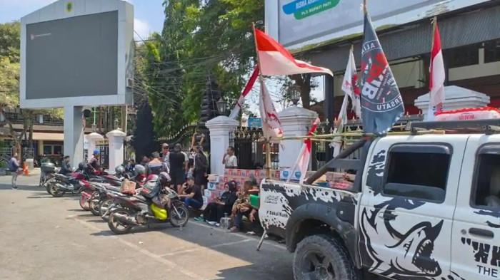 BERSIAP BERANGKAT - Rombongan Aliansi Masyarakat Pati Bersatu (AMPB) berkumpul di Alun-alun Pati untuk bersiap berangkat ke Jakarta, Kamis (20/8/2026). Mereka bakal bergabung ikuti demo bersama koalisi Aliansi Rakyat Indonesia Bersatu (ARIB) di depan Gedung DPR RI pada 27 Agustus 2026.