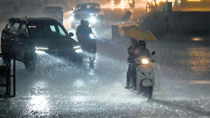HUJAN LEBAT- Ilustrasi hujan lebat yang terjadi pada malam hari. Kondisi ini memicu genangan air di jalan yang dapat mencelakai pengguna jalan, khususnya pengendara motor.