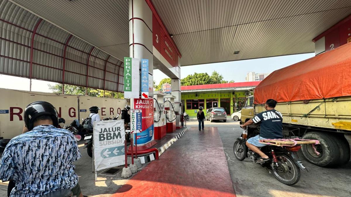 Brama, pekerja asal Solo yang ditemui TribunStyle.com di SPBU Sekarpace, Solo Senin (3/8/2026) memilih menggunakan Pertamax meski harganya lebih mahal dibandingkan Pertalite.