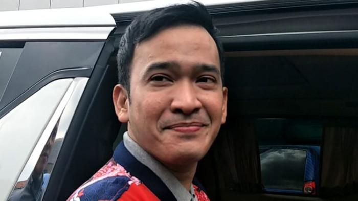 MINTA KEJUJURAN -- Ruben Onsu saat ditemui di kawasan Tendean, Jakarta Selatan, Selasa (5/2/2019). Di tengah polemik nafkah anak pascacerai, Ruben Onsu menegaskan tidak ingin berhitung mengenai total dana yang telah ia gelontorkan demi buah hatinya. Melalui kuasa hukumnya, Minola Sebayang, Ruben mengaku ikhlas membiayai anak-anaknya dan enggan menjadikan besaran biaya tersebut sebagai senjata di publik.
