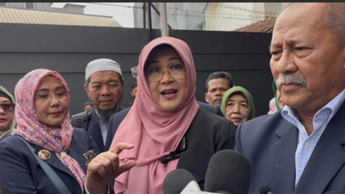 PRAPERADILAN - Pemohon praperadilan dr. Tifauzia Tyasuma alias Dokter Tifa didampingi tim hukumnya memberikan keterangan kepada awak media jelang sidang perdana di Pengadilan Negeri Jakarta Selatan, Rabu (12/8/2026). Dalam sidang praperadilan, Dokter Tifa tak lagi menyoroti ijazah Jokowi.