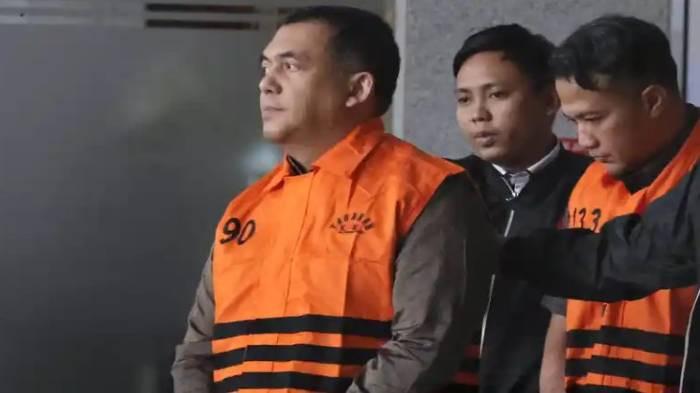SKAKMAT - Wakil Menteri Imigrasi dan Pemasyarakatan (Imipas) Silmy Karim mengenakan rompi tahanan usai menjalani pemeriksaan di Gedung Merah Putih KPK, Jakarta, Kamis (4/6/2026). Kubu Silmy sempat protes terkait prosedur penetapan tersangka, tapi kemudian diskakmat oleh KPK.