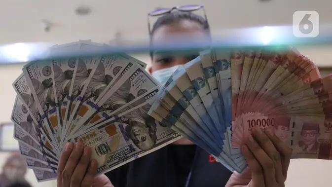 Donald Trump Kalah Pilpres AS, Rupiah Menguat Petugas menunjukkan uang rupiah di penukaran uang, Jakarta. (Liputan6.com/Angga Yuniar