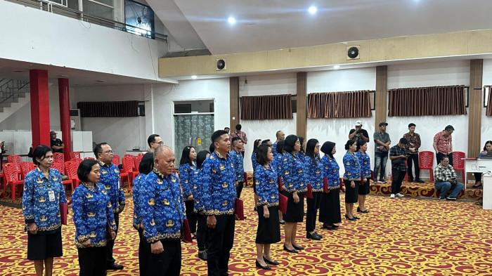 KEPSEK BARU - Pemkot Manado kembali menggelar rolling.Kali ini terjadi di lingkup pendidikan.Sebanyak 25 Kepsek SD dan SMP dilantik, Kamis (20/8/2026) di Aula BKPSDM Manado. Sumber foto Kominfo Manado