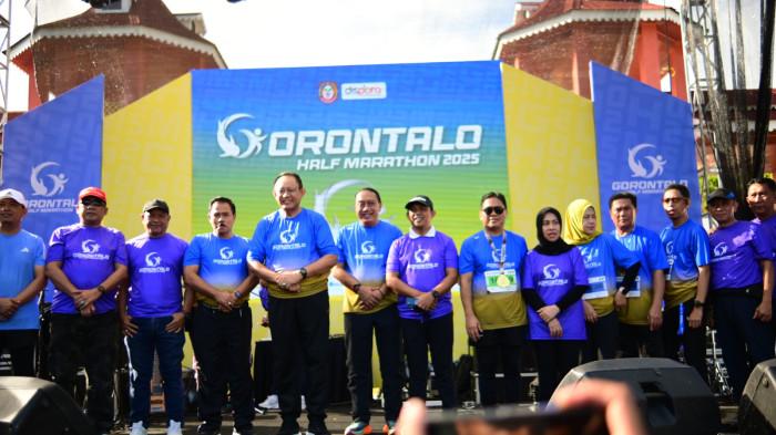 MARATHON - Gubernur Gorontalo Gusnar Ismail saat dipanggung utama GHM pada Minggu (8/12/2025). Gubernur Gorontalo, Gusnar Ismail, menyampaikan rasa bangga atas suksesnya pelaksanaan Gorontalo Half Marathon (GHM).