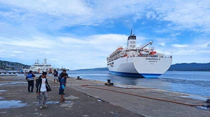 KM DOBONSOLO - KM Dobonsolo bertolak dari Pelabuhan Yos Sudarso Ambon, Rabu (1/5/2024). Simak jadwal kapal Pelni rute Sorong ke Jayapura terbaru September 2026. Ada KM Sinabung dan KM Dobonsolo.
