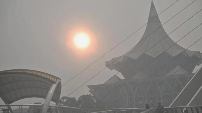 Pemandangan Bangunan Dewan Undangan Negeri (DUN) Sarawak Malaysia akibat kabut asap tadi pagi.