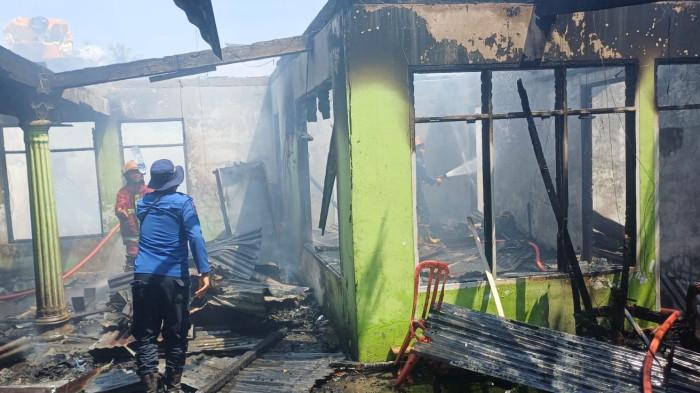 KEBAKARAN - Satu unit rumah terbakar di Lingkungan 5 Kelurahan Sumompo, Kecamatan Tuminting, Kota Manado, Sulawesi Utara, Jumat (21/8/2026) sekitar pukul 12.15 WITA. Rumah parmanen tersebut milik Keluarga Latara-Rottie. 