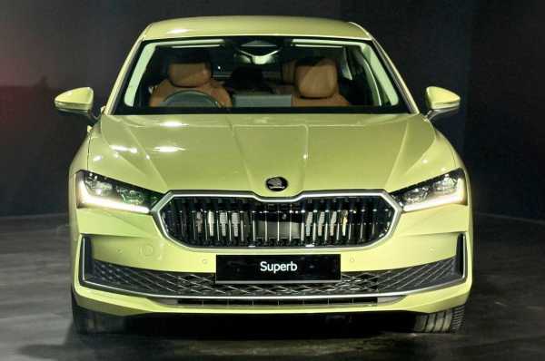 2027 Skoda Superb diesel front