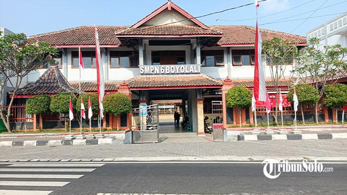 KERACUNAN MBG - Suasana SMP Negeri 6 Boyolali, Jumat (21/8/2026). 96 siswa dari sekolah itu mengalami keluhan kesehatan sehari setelah mengonsumsi menu program Makan Bergizi Gratis (MBG) yang disalurkan oleh Satuan Pelayanan Pemenuhan Gizi (SPPG) Siswodupuran 2. Mayoritas siswa mengeluhkan sakit perut hingga diare.