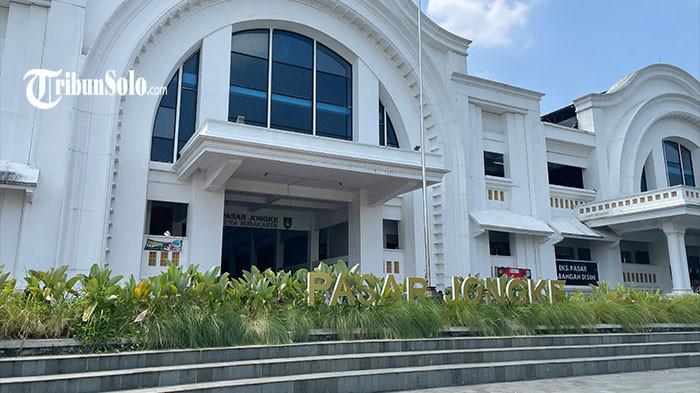 KENDALA KEMBALIKAN PENGUNJUNG - Kondisi Pasar Jongke Solo, Jumat (21/8/2026). Pasar masih sepi pengunjung setelah revitalisasi selesai pada 2024. Lurah Pasar Jongke, Ali Mukhlison, mengatakan upaya mengembalikan keramaian pasar tidak hanya dilakukan oleh pengelola, tetapi juga para pedagang. Meski demikian, kegiatan promosi dalam skala besar membutuhkan biaya yang tidak sedikit.