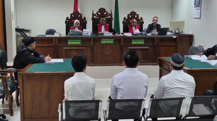 PENANGGUHAN DITOLAK- Sidang ketiga perkara dugaan penganiayaan terhadap anggota DPRD Kabupaten Bekasi, berinisial NY digelar di Pengadilan Negeri (PN) Cikarang, Kecamatan Cikarang Pusat, Kabupaten Bekasi, pada Kamis (20/8/2026)