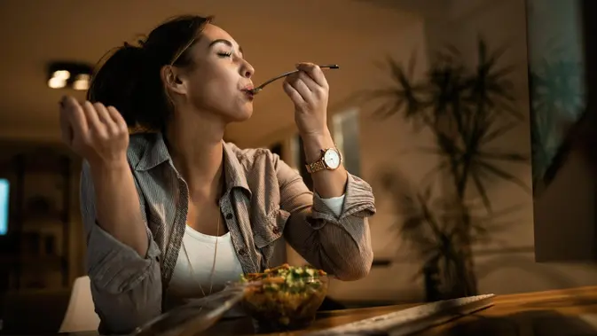 Girl Dinner tidak menjadi permasalahan selama memakan dalam porsi yang pas. (Gambar: Drazen Zigic/Magnific)