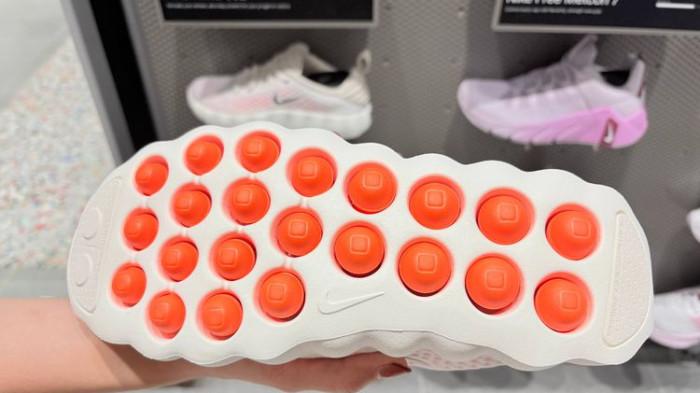 Koleksi sepatu recovery Nike Mind (woman's collection) di Plaza Senayan, Jakarta, Kamis (20/8/2026).