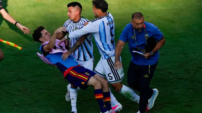 Pemain Spanyol Gavi (kiri) terjatuh saat terlibat keributan dengan pemain Argentina Leandro Paredes (5) dan Thiago Almada Pemain Spanyol Gavi (kiri) terjatuh saat terlibat keributan dengan pemain Argentina Leandro Paredes (5) dan Thiago Almada usai laga final Piala Dunia 2026 antara Spanyol vs Argentina di East Rutherford, N.J., dekat New York, Minggu, 19 Juli 2026. (AP Photo/Yuki Iwamura)