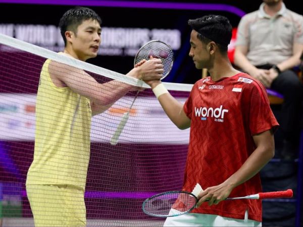 Pebulu tangkis tunggal putra Indonesia, Alwi Farhan, bersalaman dengan Chou Tien Chen (Taiwan) setelah laga perempat final Kejuaraan Dunia 2026 di Indira Gandhi Indoor Stadium, New Delhi, India, Jumat (21/8/2026).