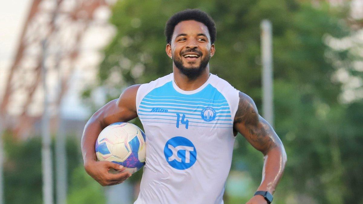 Potret Rafaelson mengenakan seragam Thep Xanh Nam Dinh FC. Rafaelson dikabarkan masuk lis belanja Persebaya Surabaya di bursa transfer musim 2026/2027.