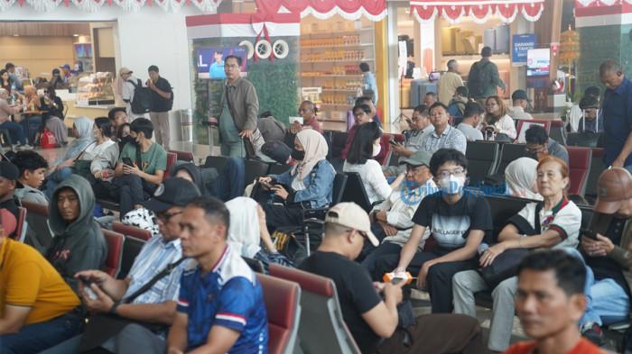 DELAY SUPADIO - Sejumlah masyarakat menunggu pesawat mengalami keterlambatan penerbangan, di Bandara Supadio, Kabupaten Kubu Raya, Jumat 21 Agustus 2026. PT Angkasa Pura buka suara soal delay 21 penerbangan pagi di Bandara Internasional Supadio Pontianak empat hari.