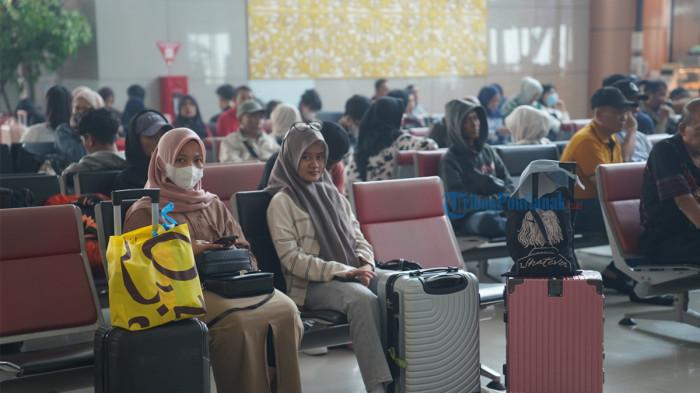 DELAY MASSAL SUPADIO - Sejumlah masyarakat menunggu pesawat mengalami keterlambatan penerbangan, di Bandara Internasional Supadio Pontianak, Kabupaten Kubu Raya, Jumat 21 Agustus 2026. Ini rincian hak kompensasi delay pesawat.