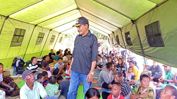 PENGUNGSI - Ratusan pengungsi dari beberapa desa pesisir utara Kabupaten Nagekeo yang mengungsi di Lapangan Berdikari, Kota Mbay yang menjadi salah satu lokasi kunjungan Presiden Prabowo Subianto, Sabtu (22/8/2026).