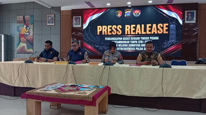 TRANSAKSI EMAS ILEGAL - Kabid Humas Polda Sumbar, Kombes Pol Susmelawati Rosya bersama Kasubdit IV Ditreskrimsus Polda Sumbar, AKBP Okta Rahmansyah saat menunjukan batangan emas ilegal di Mapolda Sumbar, Jumat (21/8/2026). Polda Sumbar berhasil mengungkap dugaan transaksi jual beli emas ilegal dengan terduga pelaku seorang WNA asal India.