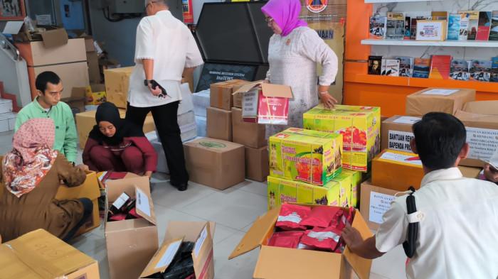 BANTUAN KORBAN BENCANA- Suasana saat petugas melakukan pengemasan rendang di kantor BPBD Sumbar sebelum dikirim untuk korban gempa bumi NTT, Jumat (21/8/2026). Berdasarkan data dari petugas, Eca, data rendang yang masuk sudah mencapai 1,799,9 kilogram.