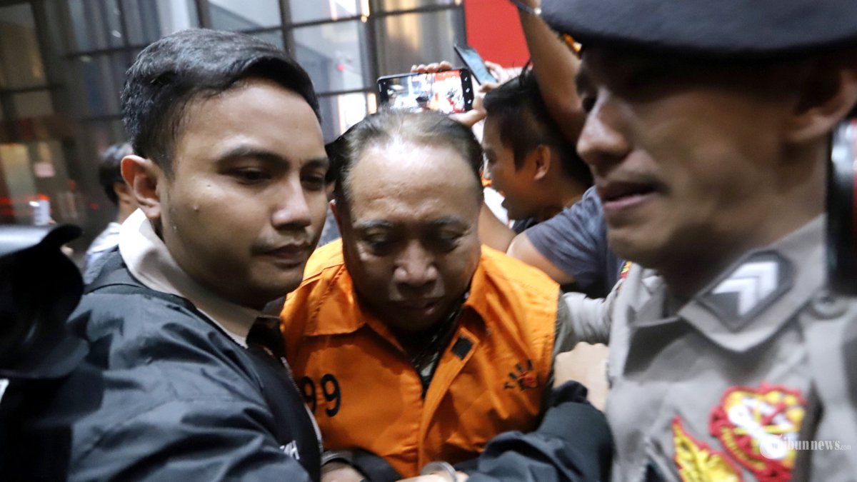 TERSANGKA KORUPSI - Rektor Universitas Jenderal Soedirman (Unsoed) Ahmad Sodiq bersama tersangka lainnya berjalan menuju mobil tahanan usai menjalani pemeriksaan pasca terjaring operasi tangkap tangan (OTT) di Gedung KPK, Jakarta, Sabtu (22/8/2026) dini hari. KPK resmi menahan 5 tersangka yakni Rektor Universitas Jenderal Soedirman (Unsoed) Ahmad Sodiq, Wakil Rektor III Unsoed Norman Arie Prayoga, Kepala Bagian Akademik Unsoed Eko Sumanto, pihak swasta Dian Mulia Wardhana, Mulyono dan Adhi Wiharto dengan barang bukti uang tunai senilai kurang lebih Rp665 juta dan saldo dalam rekening senilai Rp99 juta terkait kasus dugaan pemerasan proses penerimaan mahasiswa baru di Universitas Jenderal Soedirman. TRIBUNNEWS/IRWAN RISMAWAN