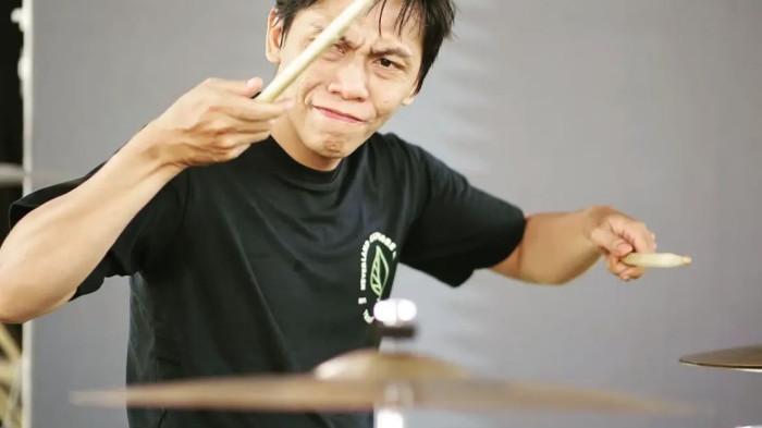 DRUMMER SUPERNOVA - Dian Mulia Wardhana alias Katink, drummer grup musik Supernova asal Purwokerto, saat cek sound sebelum tampil bersama bandnya pada 1 Mei 2023. Kini, KPK menetapkan Dian sebagai tersangka kasus dugaan pemerasan dan gratifikasi penerimaan mahasiswa baru Universitas Jenderal Soedirman (Unsoed). 