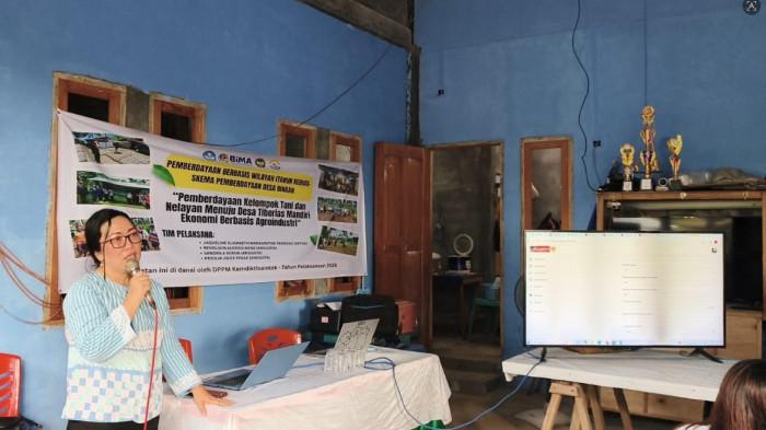 PELATIHAN - Anggota kelompok mitra mengikuti pelatihan pembukuan digital dan pemasaran melalui Shopee dan Tokopedia.