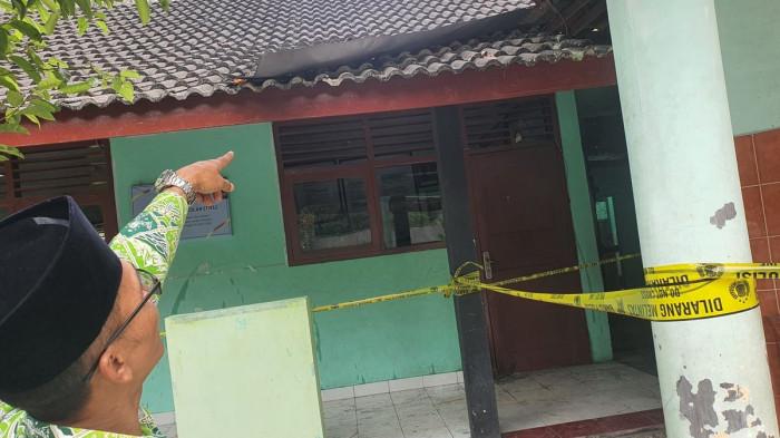 Kepala Sekolah MI YAPPI Natah, menunjukkan kerusakan sekolah akibat dirusak orang tidak dikenal, Kamis (20/8/2026)