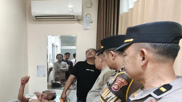 DIAMUK MASSA -- Polisi membawa  Dion yang sudah diamuk massa di Jalan Karyamasa, Kelurahan Taba Koji, Kota Lubuklinggau, Kamis (21/8/2026) malam. Sebelumnya Dion mengamuk dan menyerang warga di acara yasinan di lokasi kejadian.