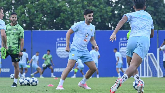 Pemain baru Persib Bandung Sandy Walsh kala mengikuti sesi latihan pramusim di lapangan pendamping Stadion Gelora Bandung Lautan Api (GBLA), Jumat (21/8/2026). (KOMPAS.com/ADIL NURSALAM)