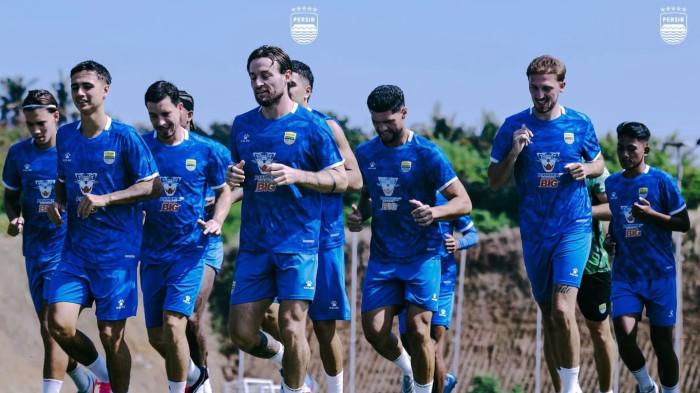 BERLATIH - Para pemain Persib melakukan latihan di Bali menjelang musim baru.