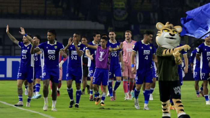 Pemain Persib melakukan selebrasi keliling lapangan menyapa ribuan bobotoh di tribun setelah berhasil mengalahkan Bangkok United 1-0 pada laga terakhir babak penyisihan Grup G AFC Champions League Two (ACL 2) 2025-2026, di Stadion Gelora Bandung Lautan Api (GBLA), Kota Bandung, Jawa Barat, Rabu (10/12/2025).
