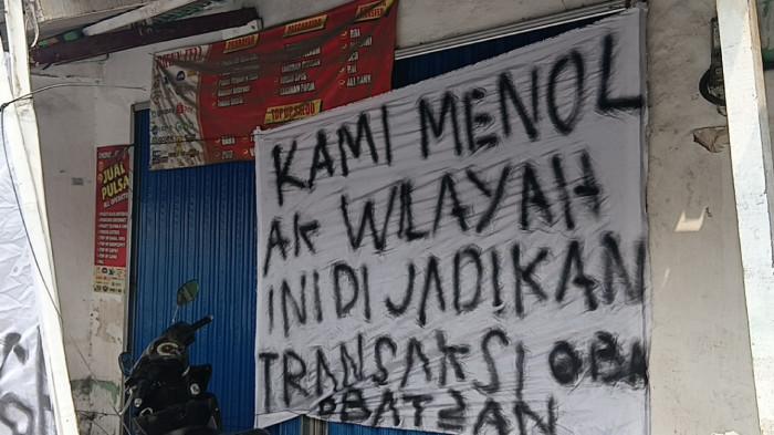 DUGAAN OBAT TERLARANG - Kios pulsa yang disegel karena diduga menjual obat-obatan terlarang di Jalan Raya Setu, Cipayung, Jakarta Timur, Sabtu (22/8/2026). TRIBUNJAKARTA.COM/BIMA PUTRA