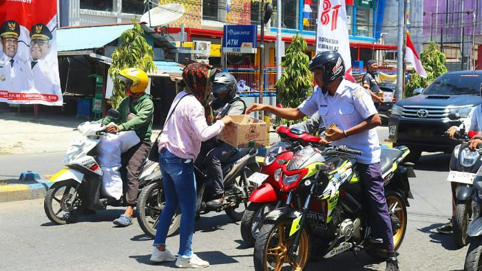 Aksi penggalangan donasi untuk membantu korban gempa bumi di Flores NTT S