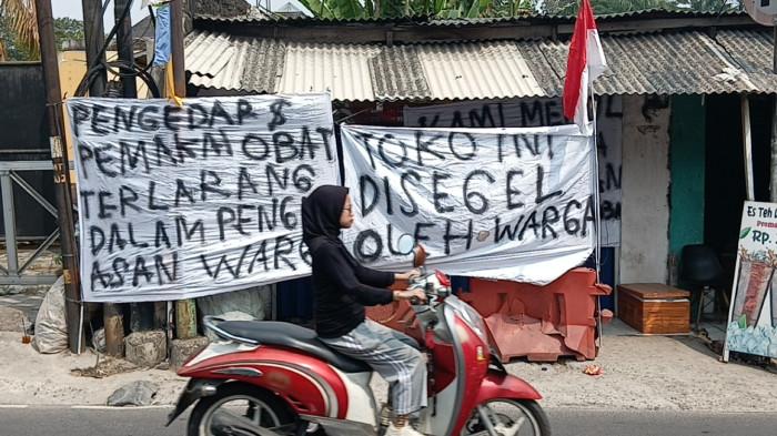 DUGAAN OBAT TERLARANG - Kios pulsa yang disegel karena diduga menjual obat-obatan terlarang di Jalan Raya Setu, Cipayung, Jakarta Timur, Sabtu (22/8/2026). TRIBUNJAKARTA.COM/BIMA PUTRA