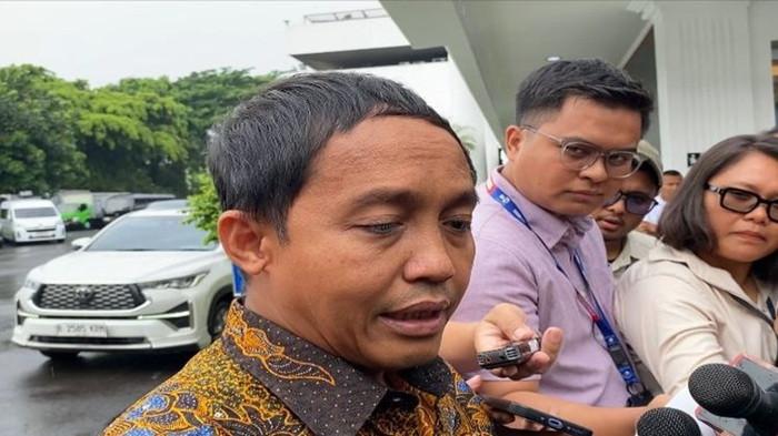 Menteri Kehutanan (Menhut) Raja Juli Antoni meminta maaf kepada Presiden Prabowo Subianto dan masyarakat umum usai beredar luas fotonya bermain domino dengan eks tersangka pembalak liar, Aziz Wellang. Hal ini disampaikannya di Kompleks Istana Kepresidenan, Jakarta Pusat, Selasa (9/9/2025). (KOMPAS.com/FIKA NURUL ULYA)