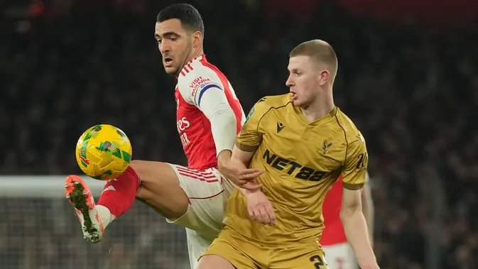 Duel Mikel Merino dan Adam Wharton dalam laga Carabao Cup antara  Arsenal vs Crystal Palace, Rabu (24/12/2025). (AP Photo/Kin Cheung)