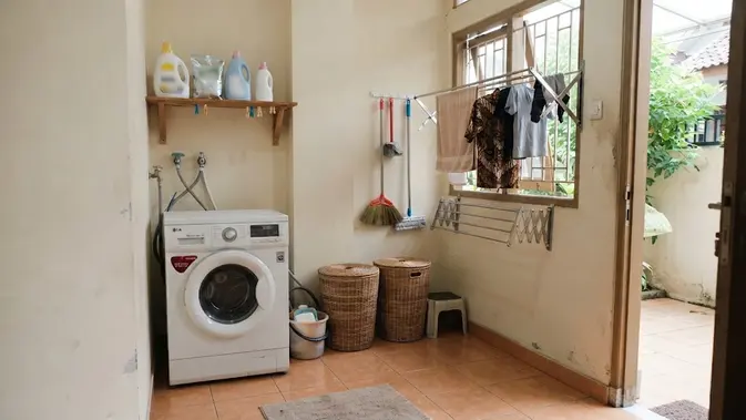 Inspirasi laundry kecil di rumah tanpa banyak renovasi sehingga jadi ruang cuci anti sempit di sudut belakang rumah (AI generated)