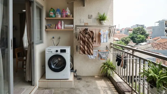 Inspirasi laundry kecil di rumah tanpa banyak renovasi sehingga jadi ruang cuci anti sempit di balkon rumah (AI generated)
